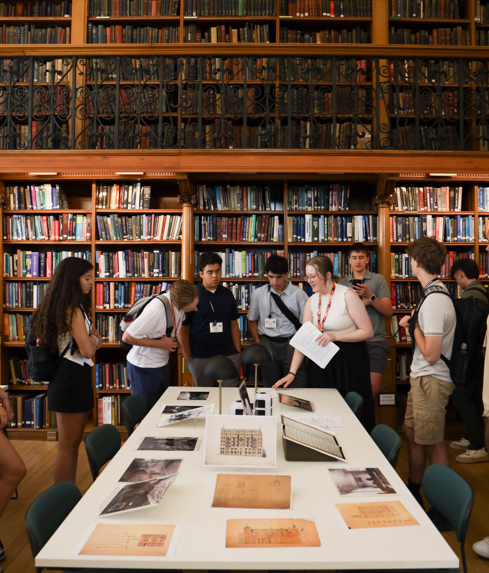 Engineering students visiting Mechanical Engineering Institute